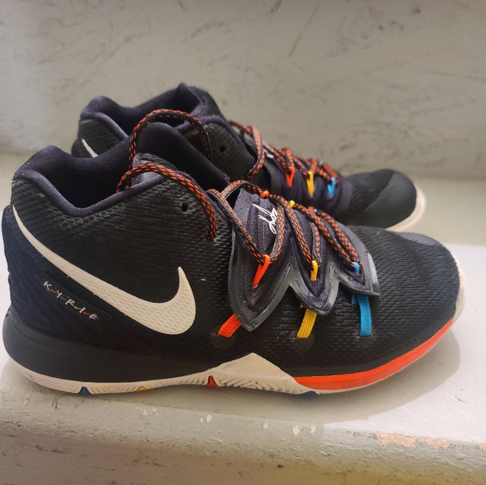 Sz 1.5Y Friends Kyrie 5 NO BOX